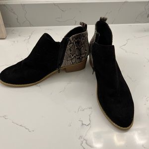 Women black boots with snake print heel